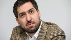 Др Немања Девић посебно наглашава значај српске историјске вертикале, у којој Косовски завет, светосавље и епска традиција имају централну улогу