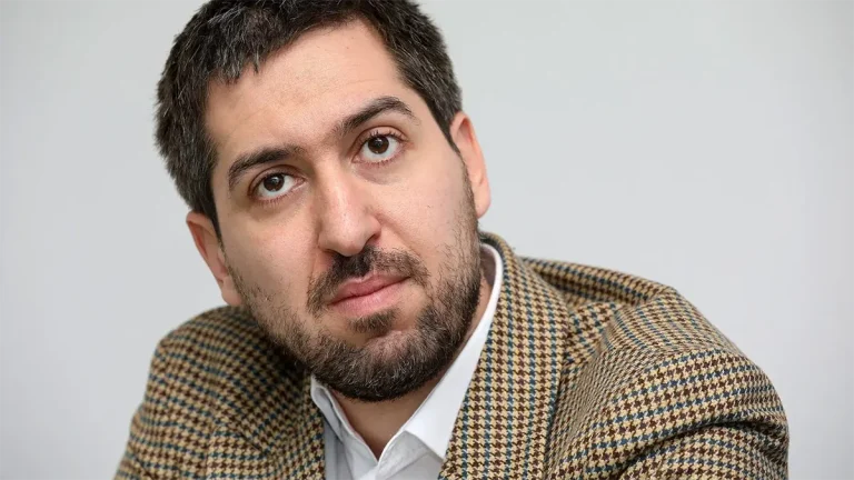 Др Немања Девић посебно наглашава значај српске историјске вертикале, у којој Косовски завет, светосавље и епска традиција имају централну улогу