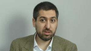 Др Немања Девић посебно наглашава значај српске историјске вертикале, у којој Косовски завет, светосавље и епска традиција имају централну улогу